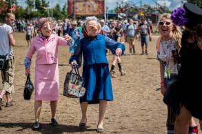 Crimplene Crusaders_Vamos-Mask-Theatre-Surprise-credit_Graeme-Braidwood